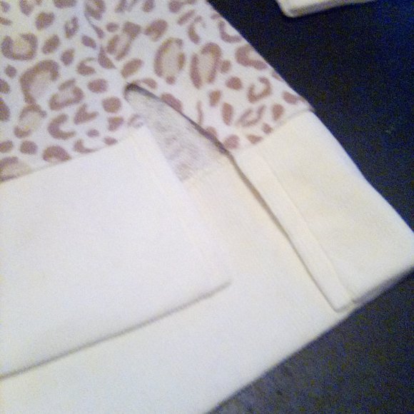 Time and Tru Giraffe Design Sweatshirt - Picture 2 of 7